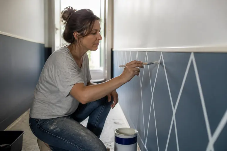 Peinture d'un soubassement bicolore pour agrandir un couloir étroit avec effet d'optique.