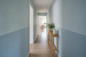Quelle couleur choisir pour agrandir un couloir étroit ?