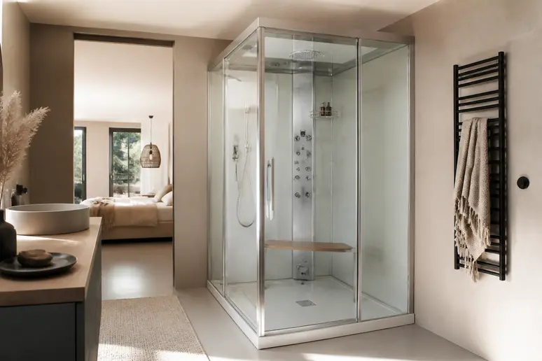 Cabine de douche intégrale en verre trempé installée lors d'une rénovation