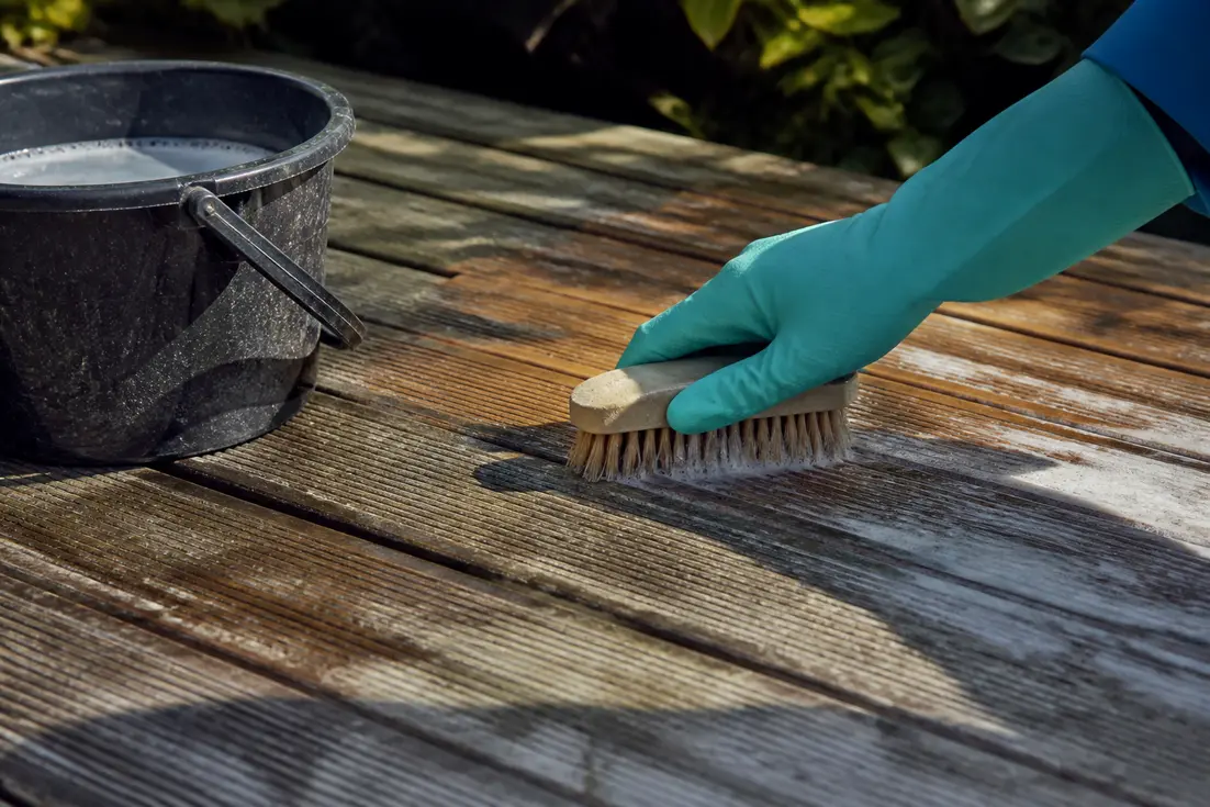 Comment nettoyer sa terrasse à la javel sans abîmer le sol ?