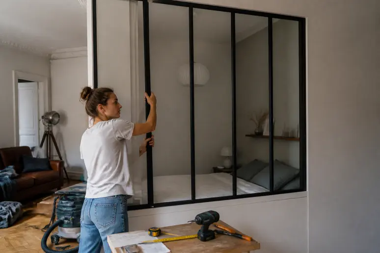 Installation d'une verrière dans une pièce sans fenêtre pour apporter de la lumière et agrandir l'espace.