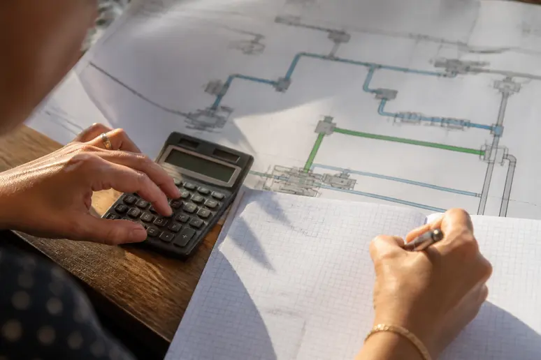 Calcul du dimensionnement d'un puits perdu pour une toiture par une main experte.