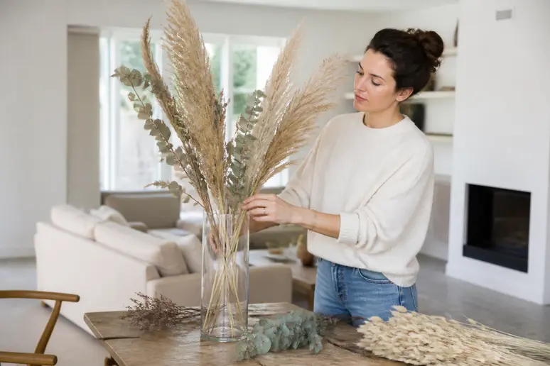 Comment mettre des fleurs séchées dans un grand vase pour une déco bohème.