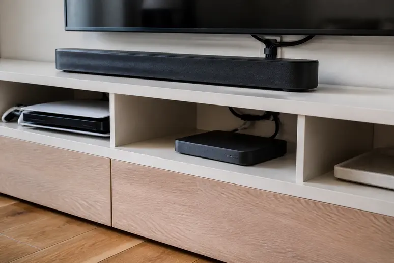 Gestion des câbles sur quel meuble tv pour tv 65 pouces pour une installation soignée.