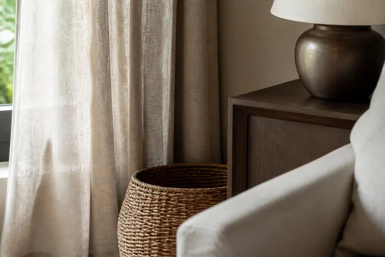Quelle couleur avec le beige : focus sur les textures, lin, rotin et bois pour un intérieur plein de vie.