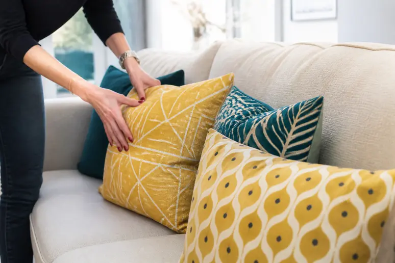 La touche d'accent de la règle du 60 30 10 : coussins colorés apportent du style.