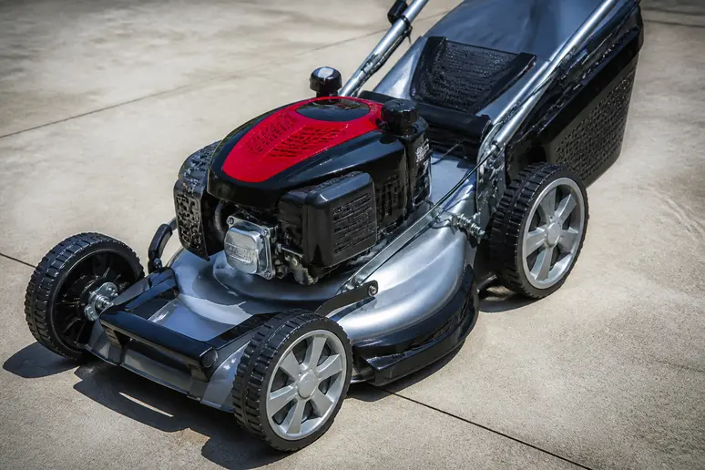 Gros plan sur une tondeuse Staub SV500TK Allroad Plus 4, soulignant son excellent rapport qualité-prix, avis tondeuse Staub.