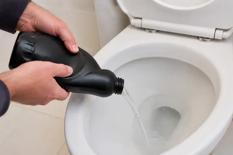 Verser un gel déboucheur spécifique dans la cuvette des toilettes pour dissoudre le bouchon.