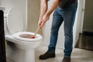 quel déboucheur toilette choisir sans danger pour déboucher efficacement les canalisations des toilettes