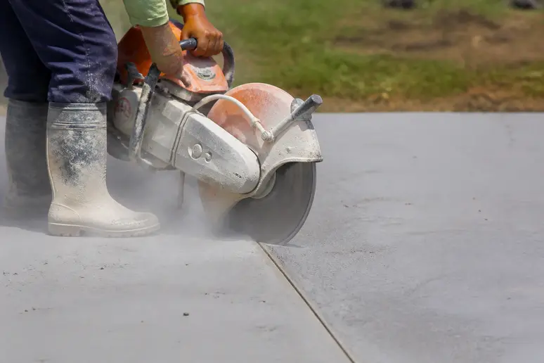 Sciage mécanique d'un joint de retrait sur une dalle en béton avec une disqueuse thermique