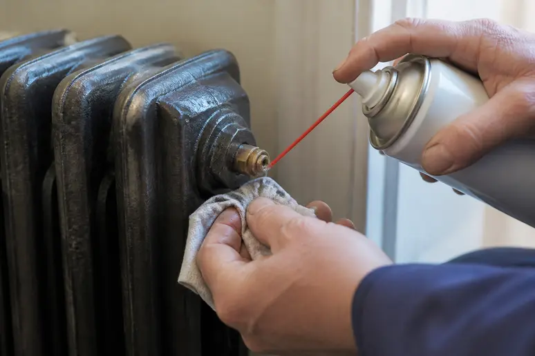 Application de dégrippant sur la vis de purge pour purger radiateur fonte sans risque