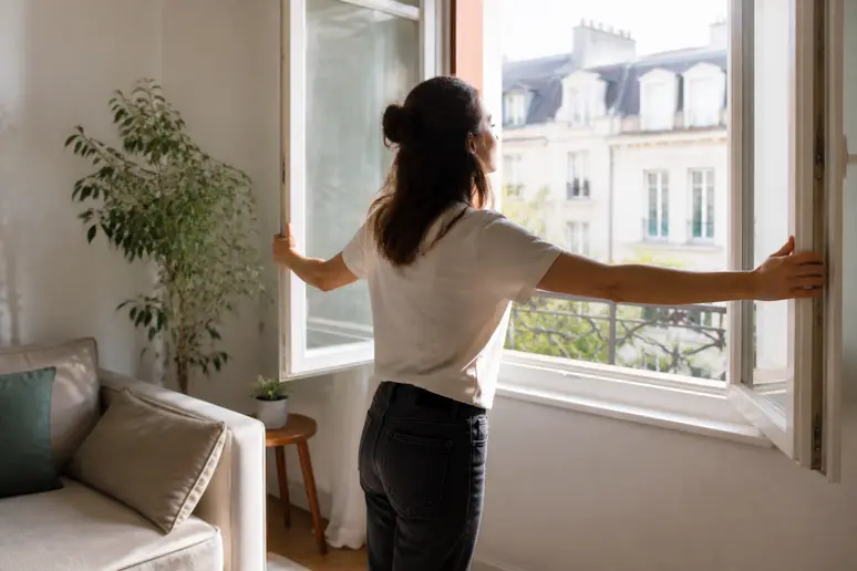 Ouverture d'une fenêtre en grand le matin pour ventiler la pièce et éviter la condensation