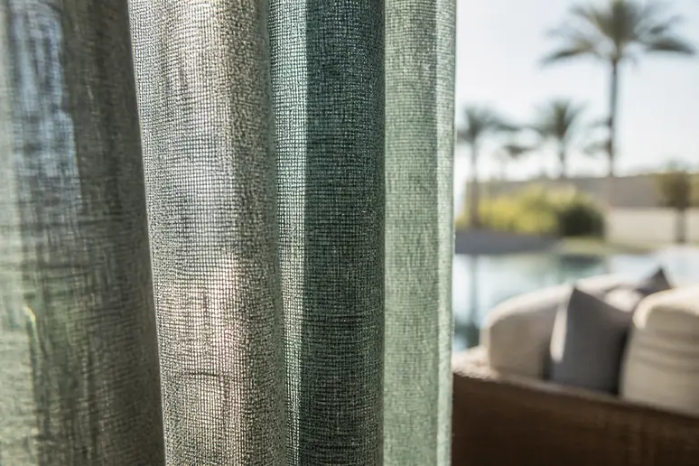Gros plan sur la texture d'un tissu de rideau extérieur pour pergola résistante aux UV