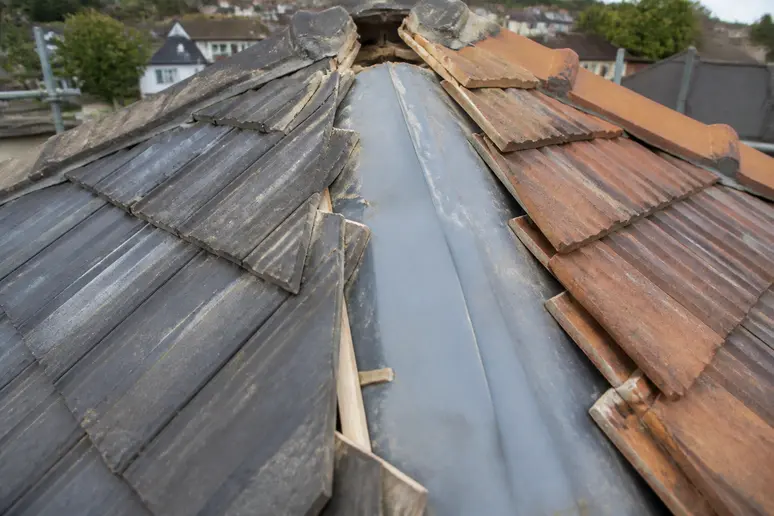 Détail de la jonction d'un faîtage sur une toiture commune sans copropriété.