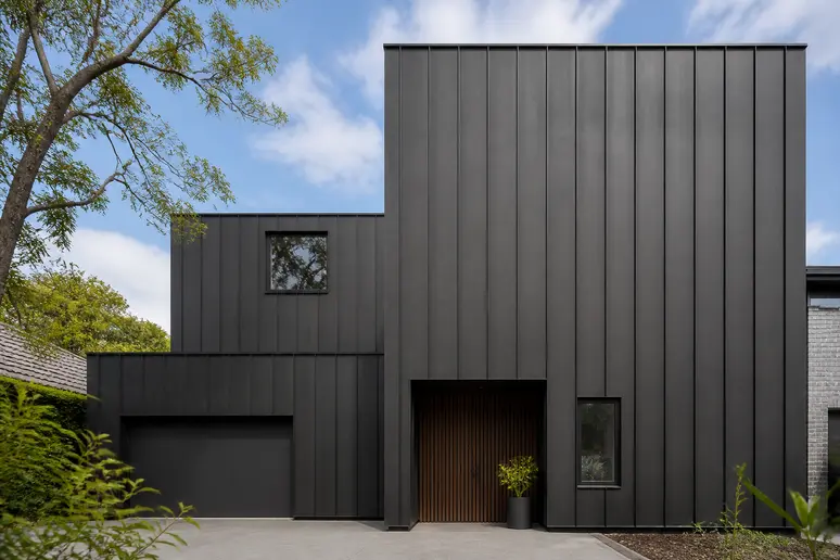 Façade contemporaine habillée de panneaux en zinc prépatiné mat.
