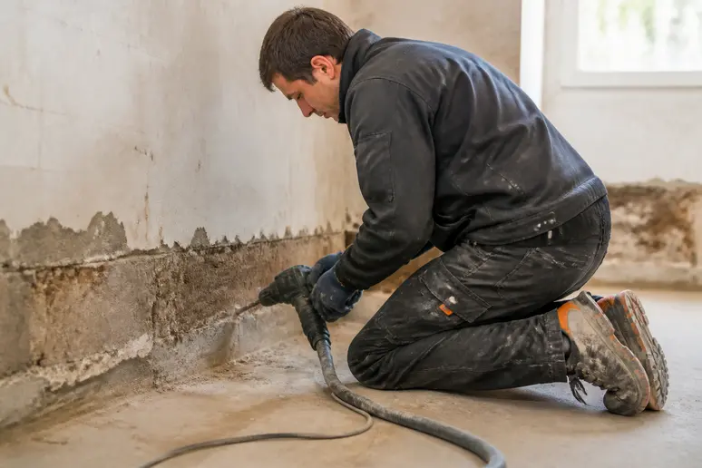 Perçage d'un mur pour un traitement par injection de résine hydrofuge